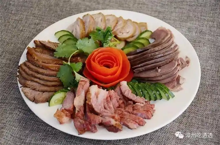 看着就让人食欲满满完全不逊色于大酒楼的摆盘深藏不露啊师傅特意雕了