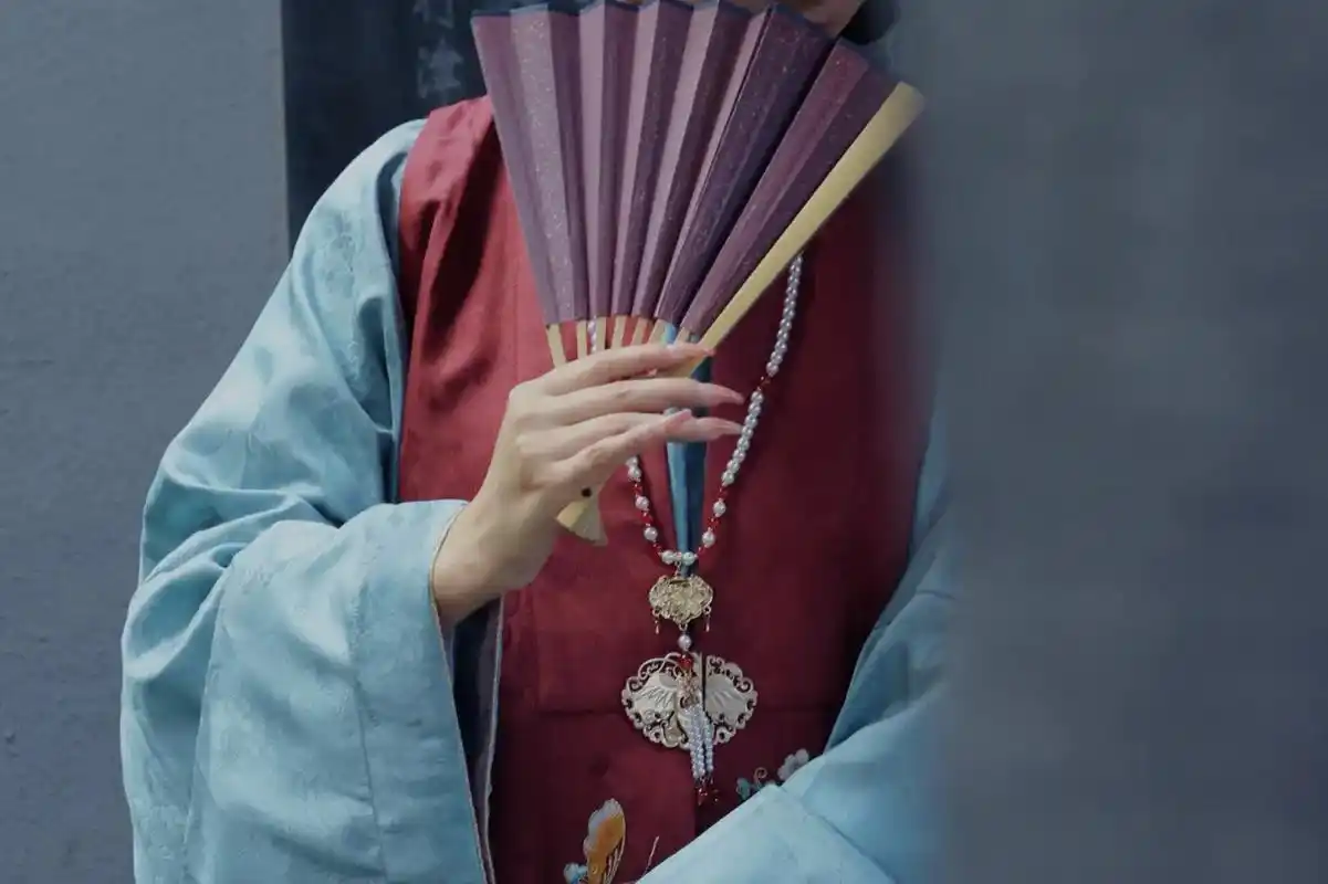 "隔扇羞窥意中人"#大明风华#汉服摄影#国风 - 抖音