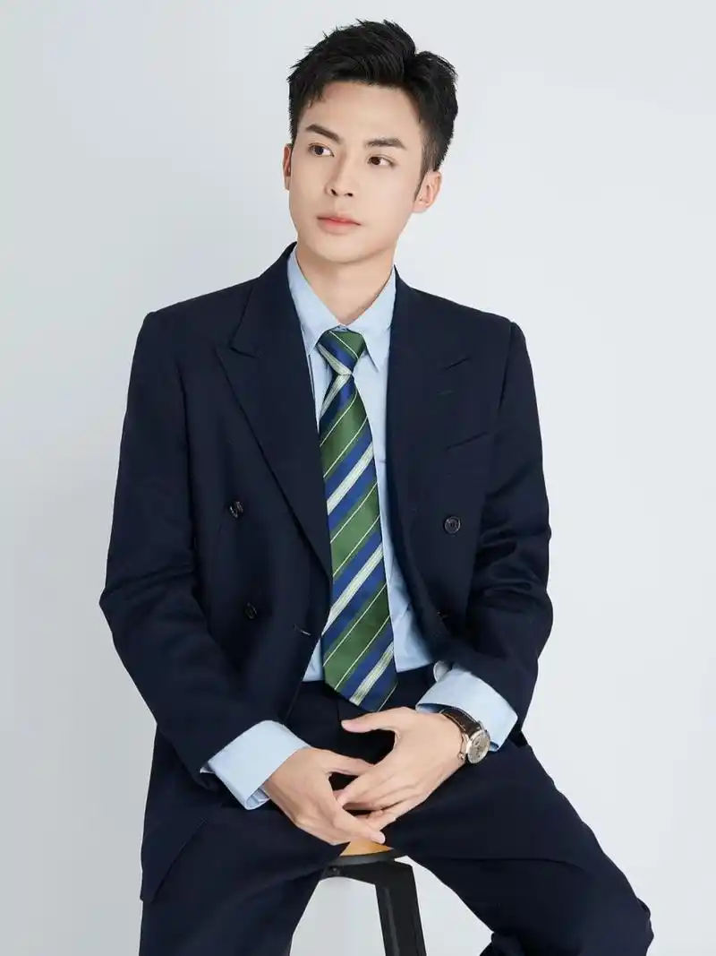 28岁男生职业形象照 9828岁男生职业形象照怎么拍?