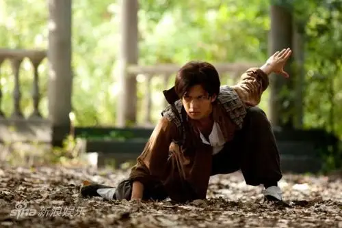 连奕名(微博),杨洋(微博),张嘉倪(微博)主演的电视剧《终极征服》日前