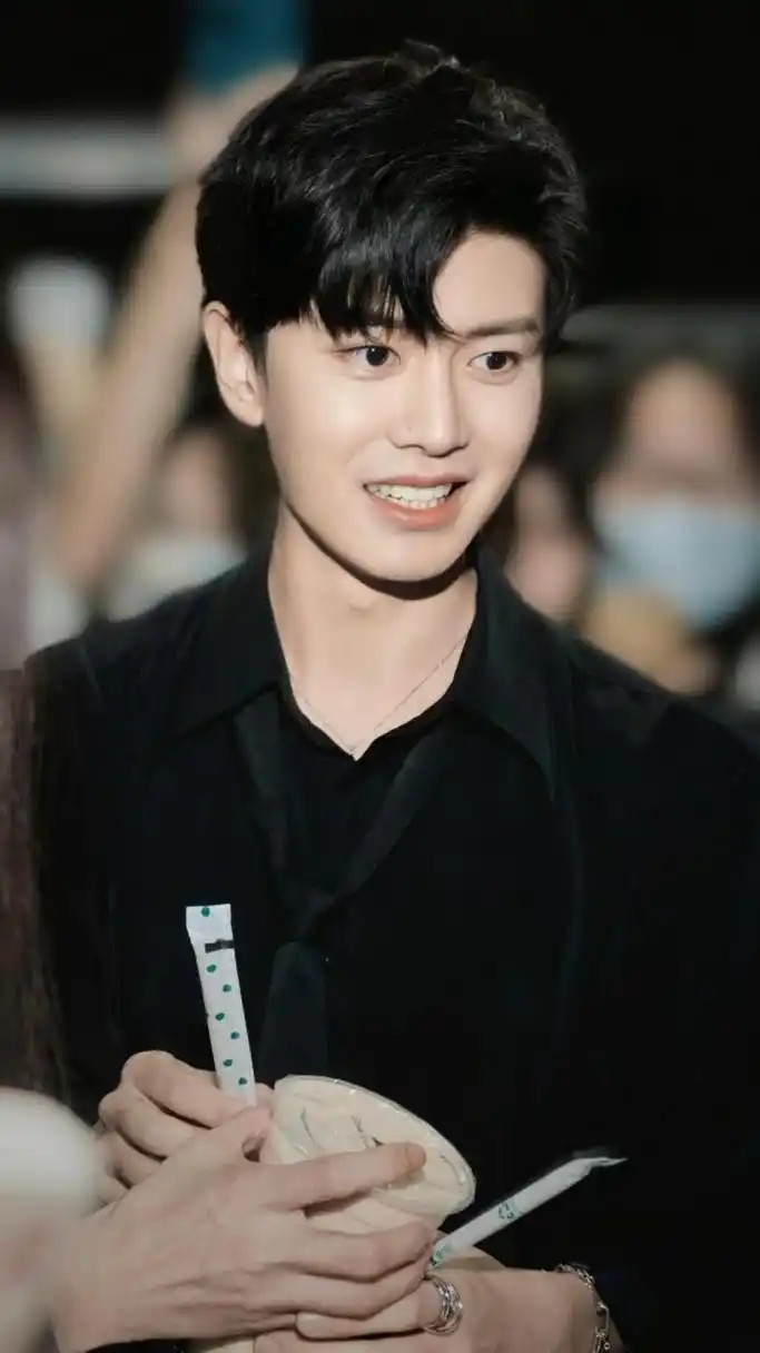 任嘉伦身穿黑色衬衫,帅气逼人