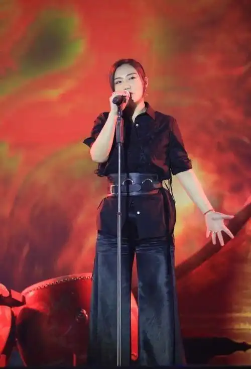 好声音做谢霆锋的学员真幸福刘郡格黄种人画面太美