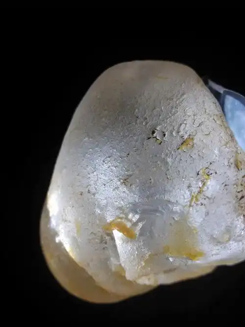 观察的主要方面是看其是否具有陨石应该有的特点,即外部的熔壳,气英熔