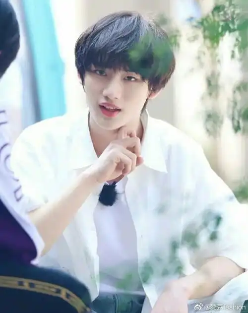 丁程鑫和小学班主任合影