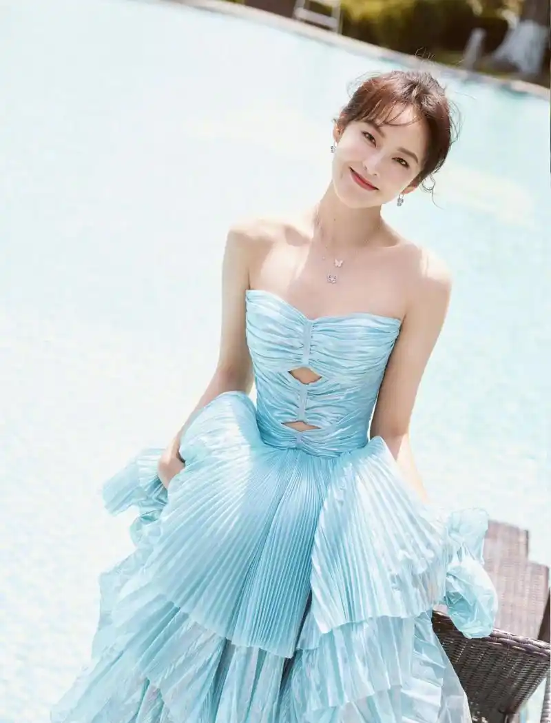 张佳宁抹胸写真