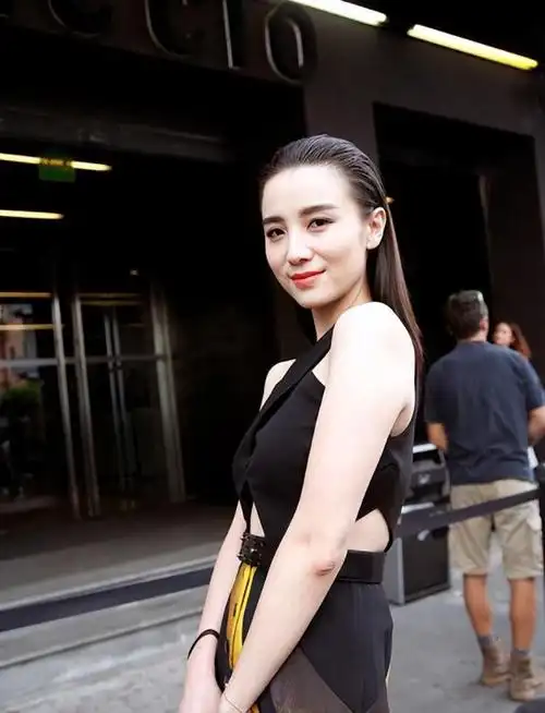 独自美丽43岁依然单身的实力派女演员宋佳已走上另一条大道