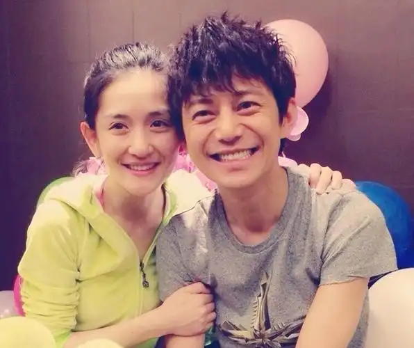 谢娜晒合照为何炅庆生