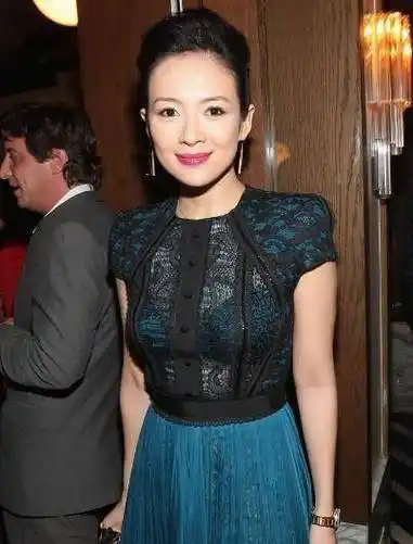 坐公交车的照片在网上爆红,有网友将老奶奶的照片与章子怡进行对比