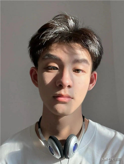 男士窄额头发型,男生额头窄适合什么发型(这10几款男士发型真帅气)