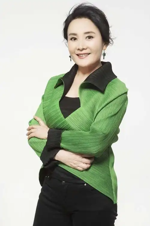 娜仁花是著名演员兼导演,制作人,曾和萨仁高娃,斯琴高娃并称为"三朵