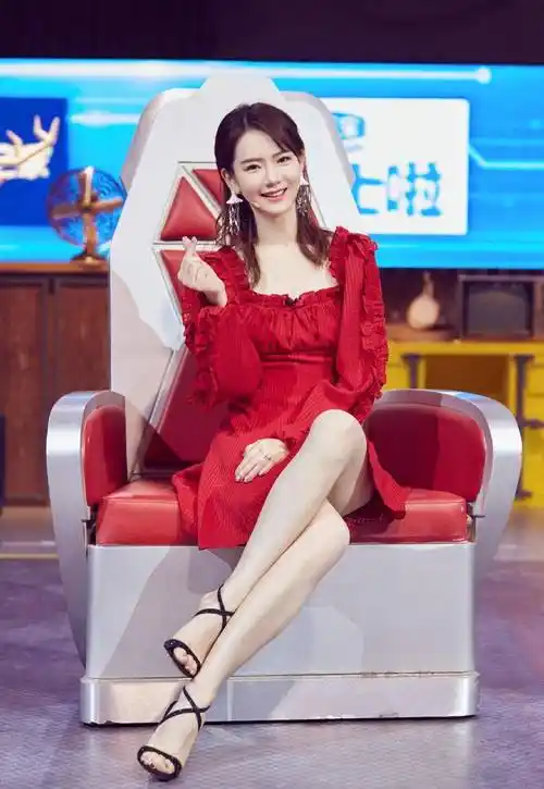 戚薇发生日美图!她中性酷飒但身材火辣也能如此性感_穿着_戚哥_写真