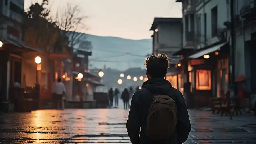 一个人离开的背影,城镇的街道渐行渐远👣