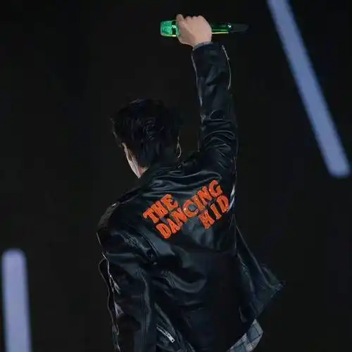 王一博乌镇看戏,衣服图案火出圈,原来喜好都写在衣服上_态度_摩托