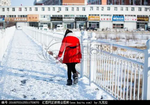 穿红衣服的女孩子