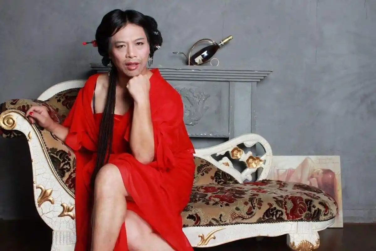 颜值帅过周星驰,却靠丑角"如花"走红,如今成为千万富豪