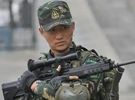 吴京为庆八一穿军装惹争议,遭大v当众质疑违规:不是军人别乱穿