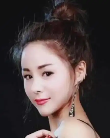 网红烟嗓女歌手唱的歌(网红烟嗓女歌手探清水河)-中纳网