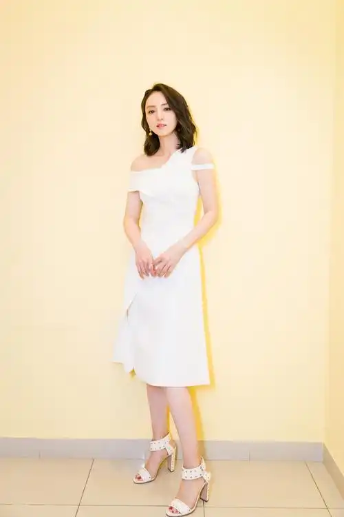 董璇出席育儿盛典领奖简约白裙尽显个人魅力