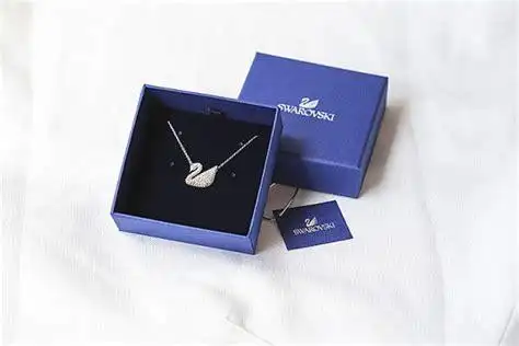 施华洛世奇盒子是不是白色的