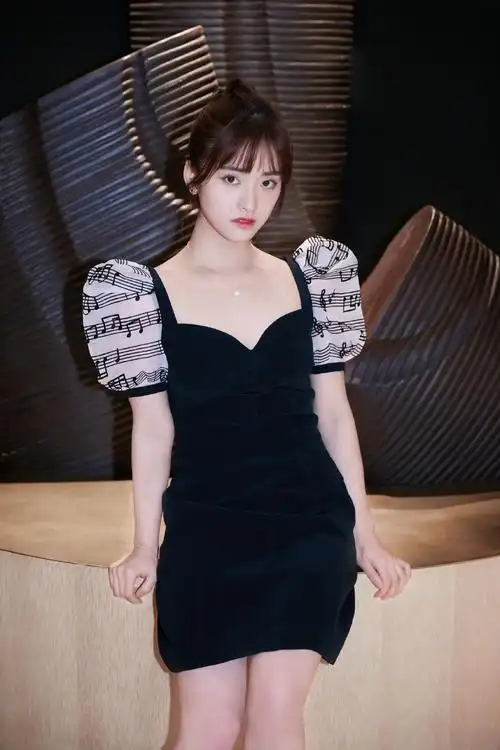 沈月出落得越发美了,穿音符泡泡袖连衣裙,配齐刘海尽显优雅复古