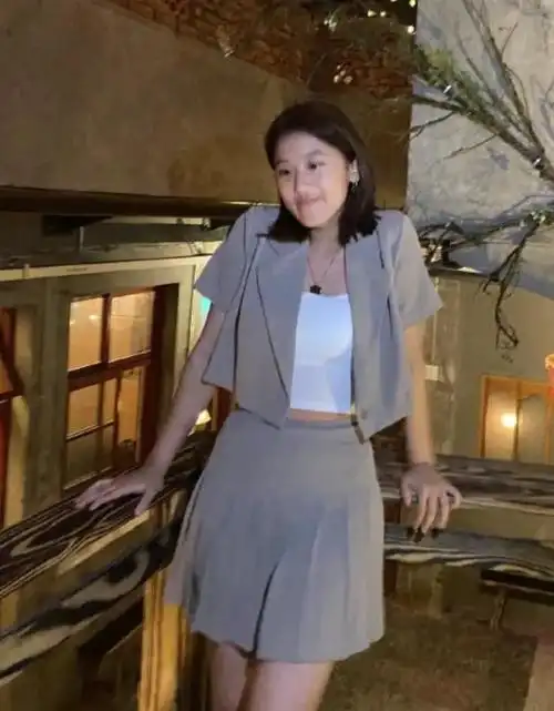 近日,贾静雯女儿孙翎茜,因为照片过于"性感"问题引发网友讨论.