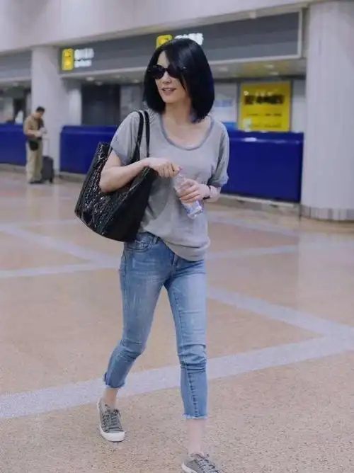 王菲真是不顾形象公众现场尝试大妈头夹克配围巾老气横秋