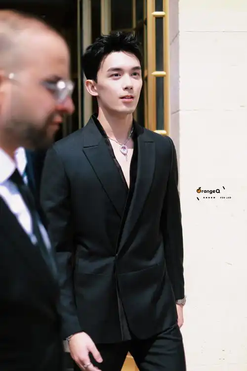 吴磊超话92#吴磊深v#230703宝格丽活动下班大帅哥!