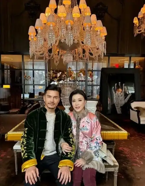 68岁吕良伟和53岁老婆杨小娟新年晒同框合影,夫妻恩爱甜蜜如初!