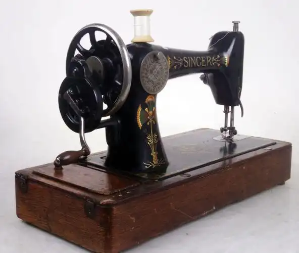 "缝纫机",那个年代,衣服很少买,都是妈妈买花花的布料在自家做来穿的.