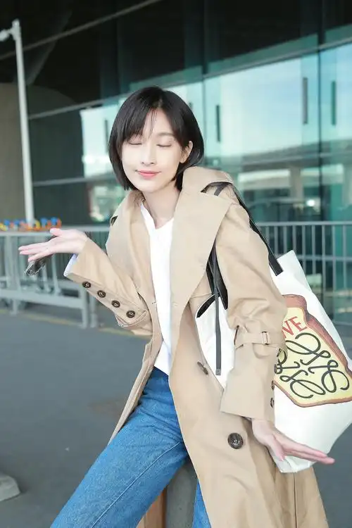 张俪短发造型清爽自然张俪巴黎工作结束返回剧组