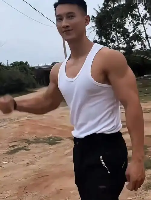 肌肉小哥哥比拼健硕好身材,八块腹肌像极了搓衣板,个顶个帅气!