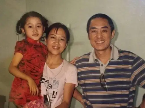 关晓彤家里有多阔气?看到她小时候和爷爷的合照,不愧是"京圈格格"!