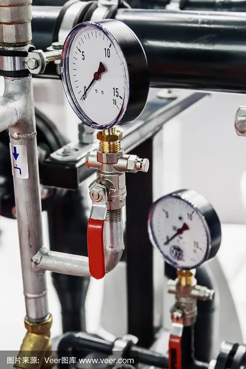 安装在水或气体系统中的测量压力表