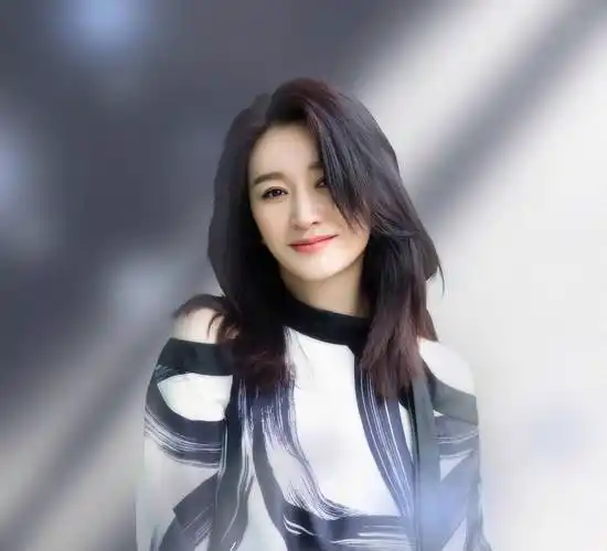 演员李小冉40岁苦尽甘来5个亿随便花被丈夫宠成宝