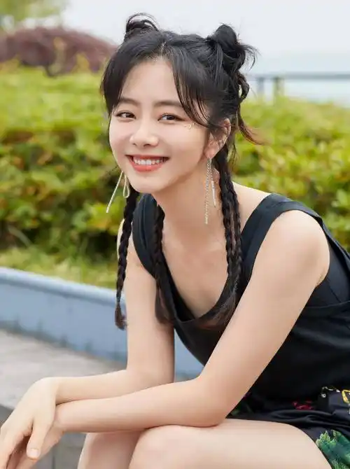 第一次看到谭松韵扎小辫子,穿背心配花裤子个性时髦,超帅气