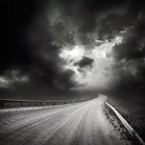 例如,用黑白低影调营造暴雨将至,铅云密布的压抑氛围