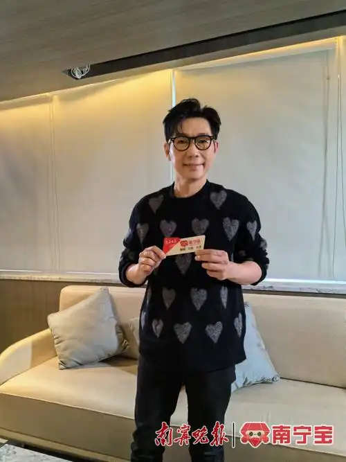 品冠现场与女记者飙歌赞南宁浓浓人间烟火气