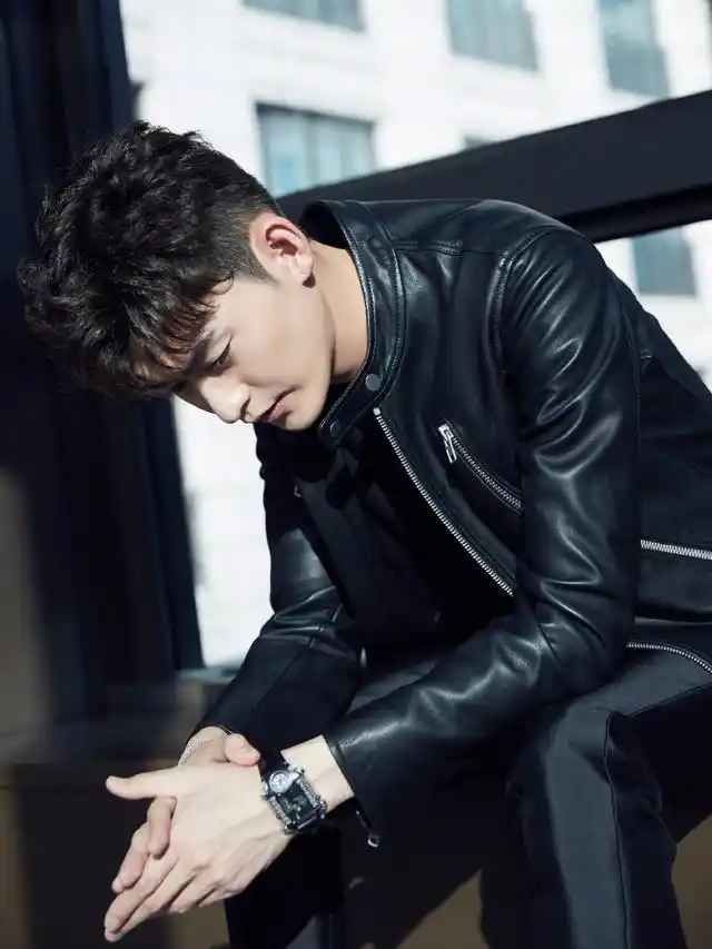 张翰和郑爽传复合后首现身一身黑色装扮受影响眼神冷漠无表情