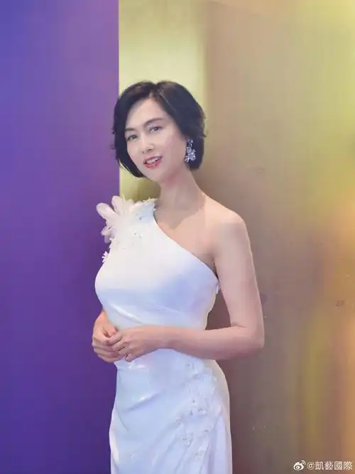 凯艺娱乐#朱茵超话春天不止有花木的生机盎然,还有姐姐的美图让我们