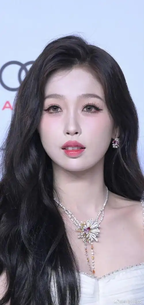 虞书欣 网红妆#虞书欣这次的妆网红感是重但是这不影响欣欣子本谰就