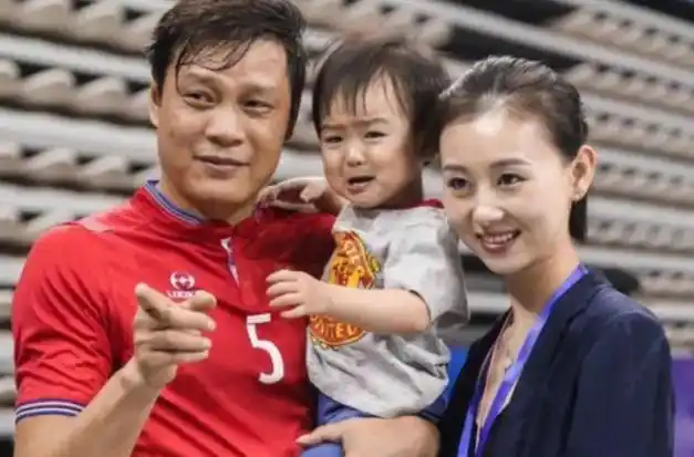 范志毅这是特意打扮了吧,有点像年轻小伙,总感觉站在老婆面前有点拘谨