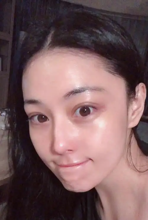 张馨予晒素颜照圈粉肌肤光滑细腻如剥壳鸡蛋分享自用面霜