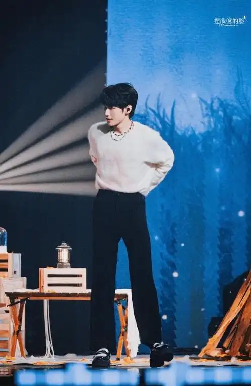 恭喜你解锁到张真源这个大男孩了大长腿 有 腹肌 胸肌 肌肉 大腿肌能