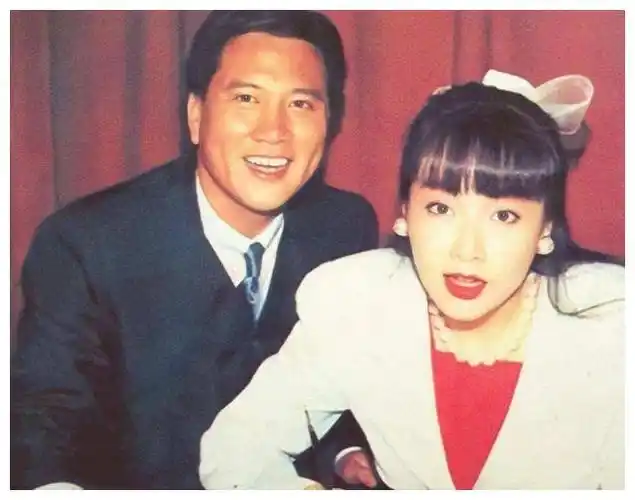 然而四年后两人便分道扬镳,万梓良在2002年和小16岁的空姐郭明黎结婚.