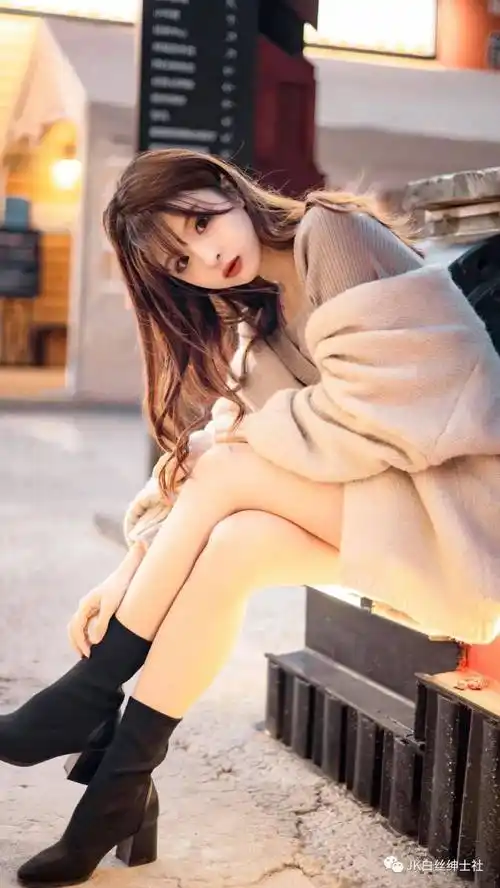 jk少女暖黄灯光下的小仙女