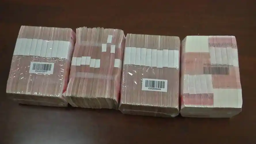 很快,失主郝先生凭着出租车票联系到董师傅所在的车队,四十万元巨款不