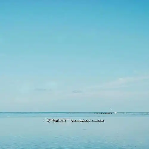 风光摄影,淡蓝色的海和天空.能否带给您清爽的夏日体验呢?