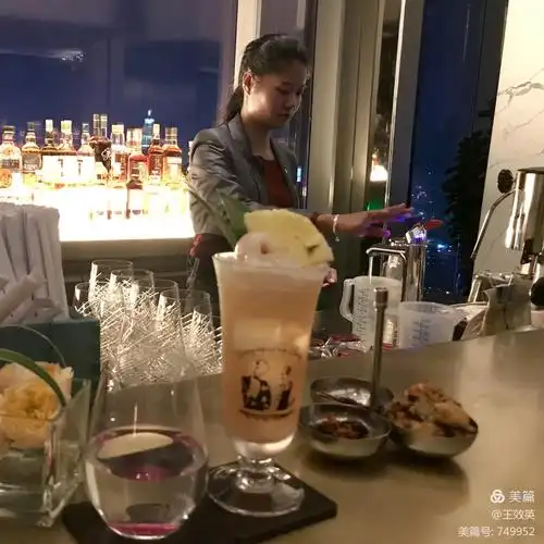 ▽酒吧的酒水,饮料很多,我们选了两杯鸡尾酒,一杯有酒精一杯无酒精的