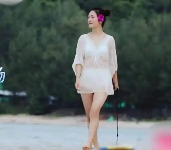谢娜国外街头穿泳衣被外国帅哥狂赞时尚真相曝光太尴尬