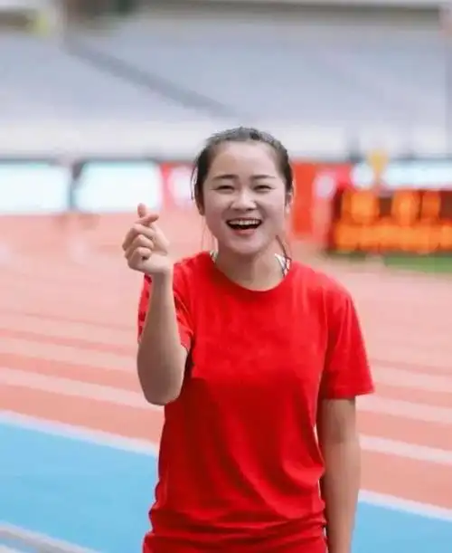梁小静:中国田径美少女"小飞人"!
